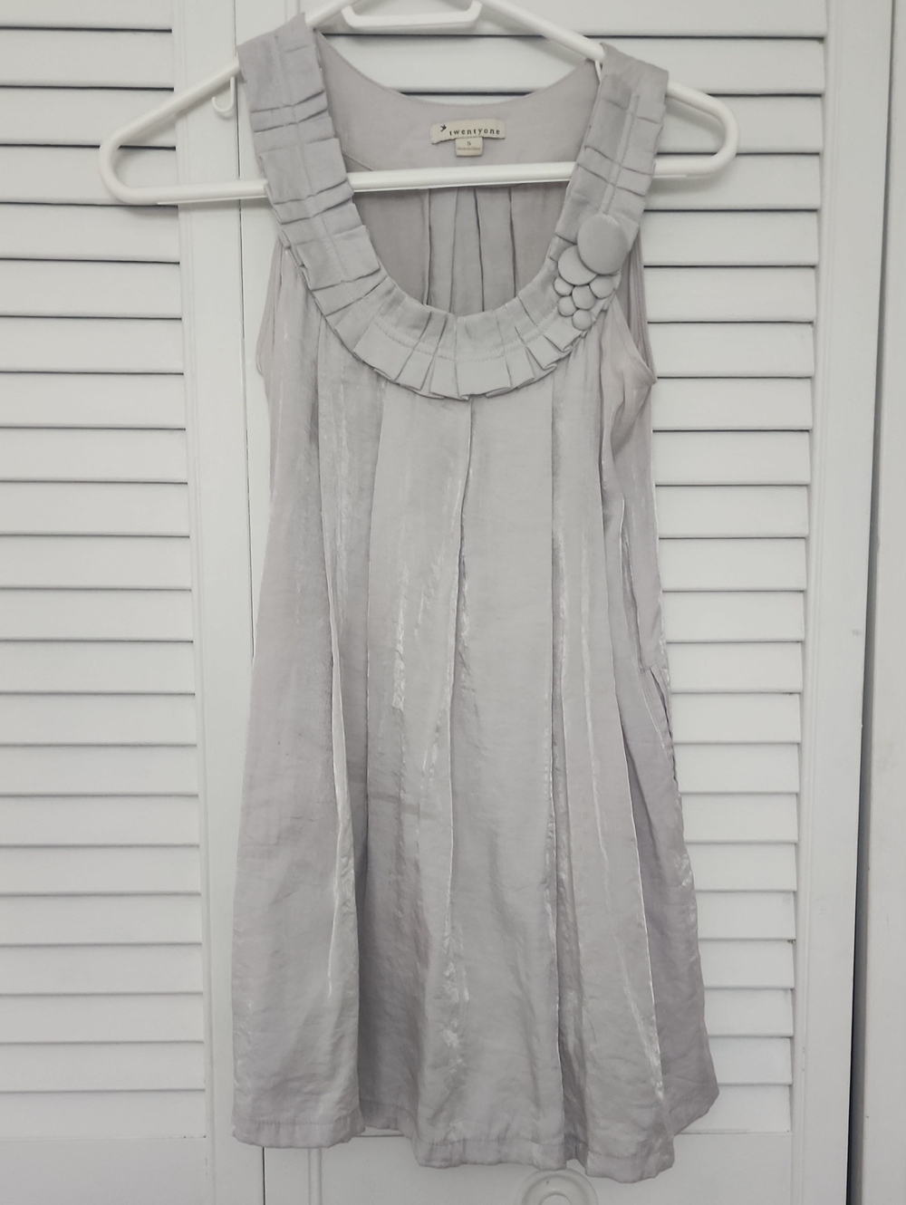 Twentyone Light Gray Sleeveless Pleated Scoop Neck Midi Tunic Top